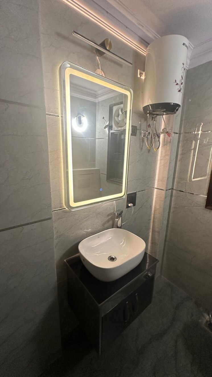 Bathroom, east of kailash 3 Bedroom 160 Sq.Yd. Builder Floor In East Of Kailash Delhi 8150007