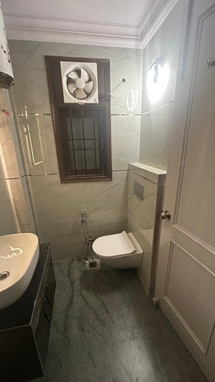 Bathroom, east of kailash 3 Bedroom 160 Sq.Yd. Builder Floor In East Of Kailash Delhi 8150007