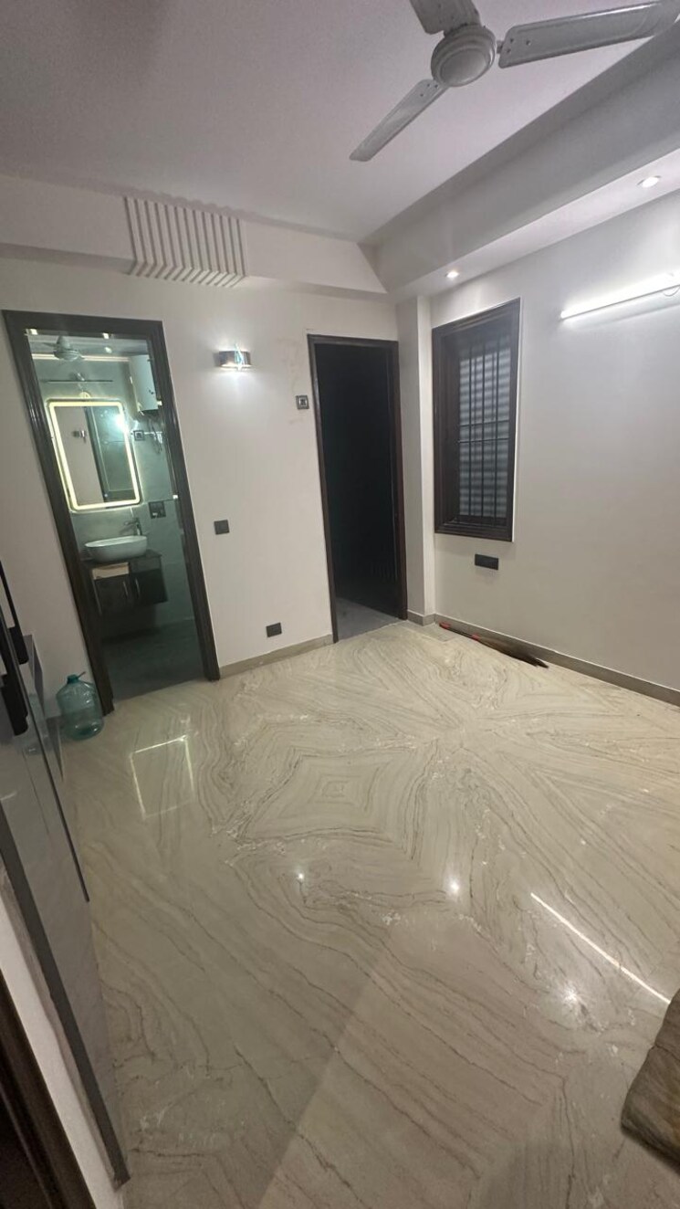 Room, east of kailash 3 Bedroom 160 Sq.Yd. Builder Floor In East Of Kailash Delhi 8150007