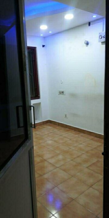 Room in 1 BHK Builder Floor at Aliganj – for Rent