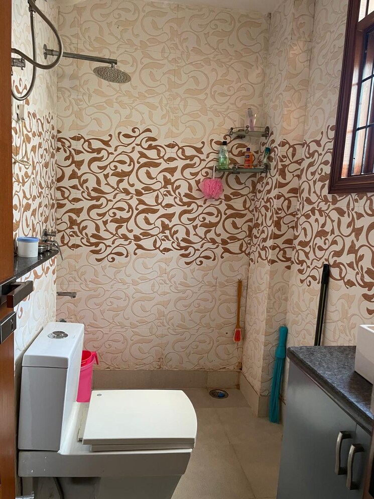 Bathroom, chittaranjan park 3 Bedroom 1300 Sq.Ft. Builder Floor In Chittaranjan Park Delhi 8150089