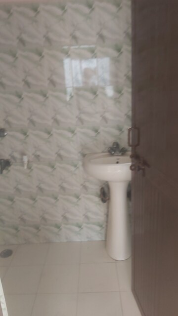 Bathroom in 1.5 BHK Apartment at Mayur Vihar – for Rent