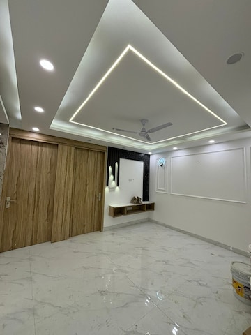 Room in 2 BHK Builder Floor at Mayur Vihar Phase 1 – for Rent