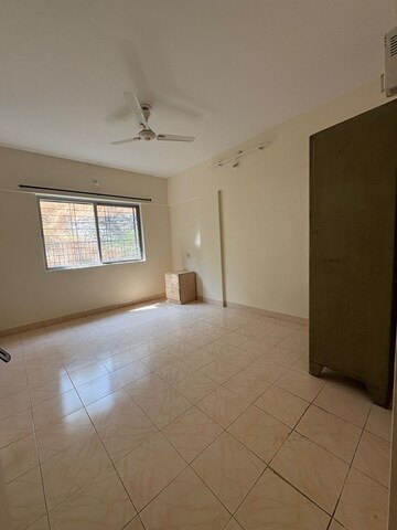 Room in 3 BHK Apartment at Amrut Runwal Paradise, Kothrud – for Rent