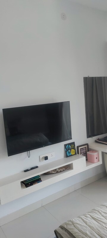 Furnished Amenities in 2 BHK Apartment at Sheth Vasant Lawns, Laxmi Nagar – for Rent
