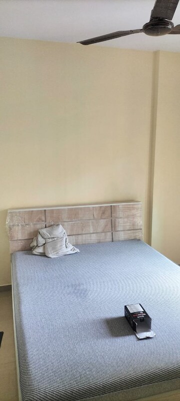 Room in 2 BHK Apartment at Sheth Vasant Lawns, Laxmi Nagar – for Rent