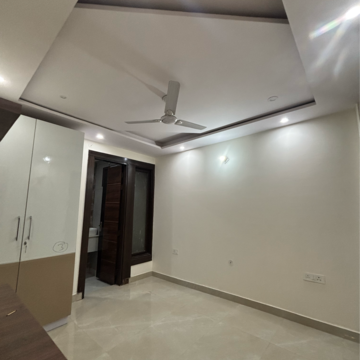 Room in 4 BHK Builder Floor at Dwarka Mor – for Rent