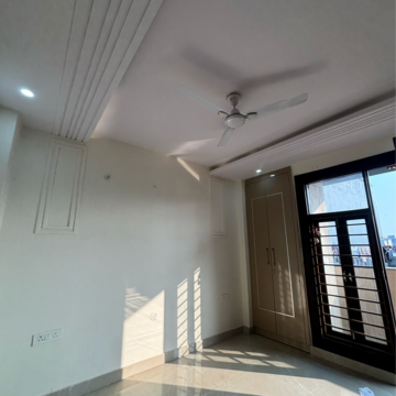 Room in 4 BHK Builder Floor at Dwarka Mor – for Rent