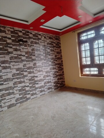 Bedroom in 2.5 BHK Apartment at Gomti Nagar – for Rent