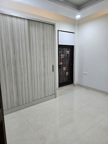Room in 2 BHK Builder Floor at Sector 57 – for Rent
