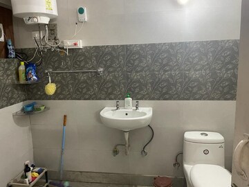 Master Bedroom in 2.5 BHK Apartment at Paschim Vihar – for Rent
