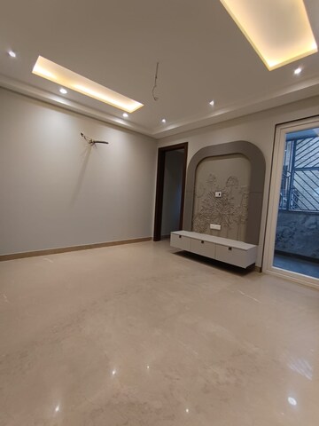 Room in 3.5 BHK Apartment at Paschim Vihar – for Rent