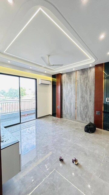 Room in 3 BHK Apartment at Emaar MGF Emerald Hills, Sector 65 – for Rent