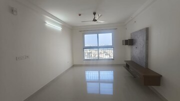 Room in 3 BHK Apartment at Pashmina Waterfront, Old Madras Road – for Rent