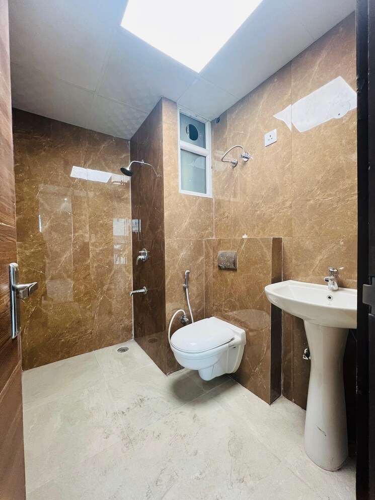 Bathroom, motiaz-royal-citi 4 Bedroom 3400 Sq.Ft. Penthouse In Ambala Highway Zirakpur 8150499