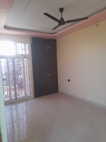 Room in 2 BHK Apartment at Jankipuram – for Rent