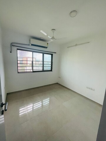 Room in 2 BHK Apartment at Sheth Vasant Oasis, Andheri East – for Rent