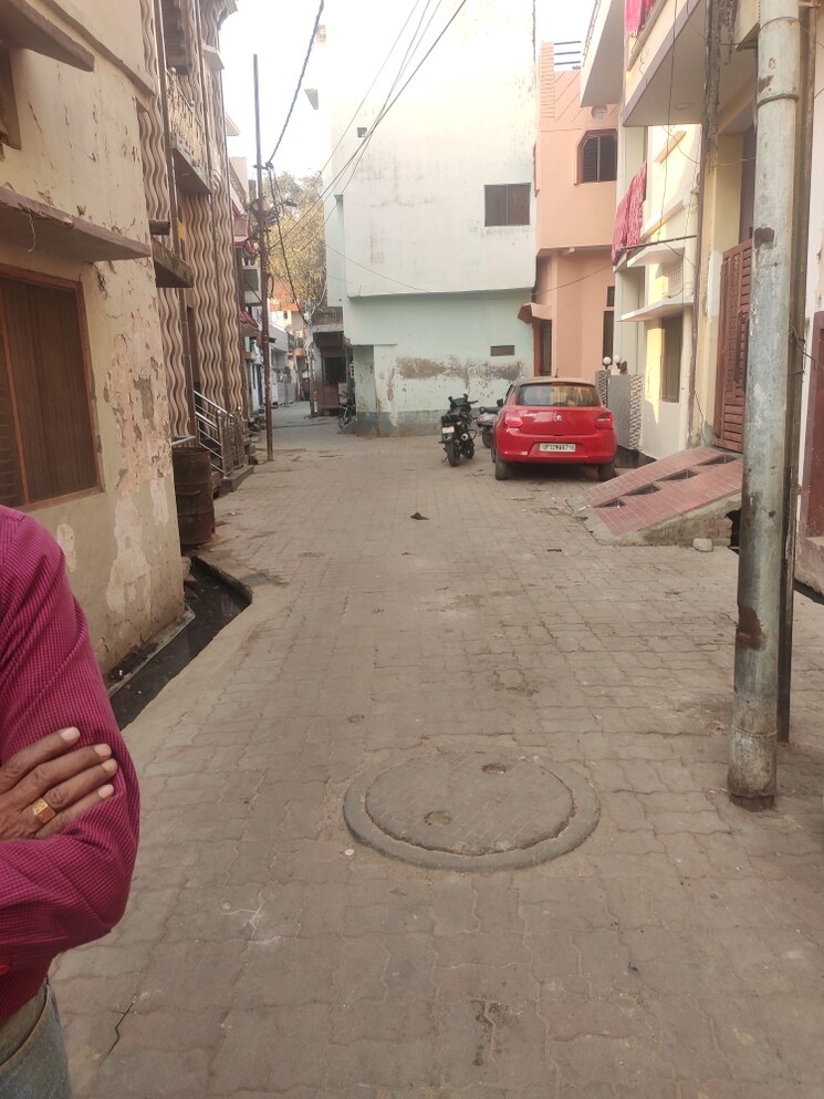  Parking, daliganj 6+ Bedroom 1200 Sq.Ft. Independent House In Daliganj Lucknow 8150632