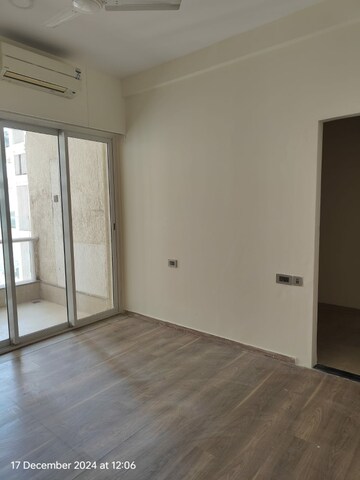Room in 3 BHK Apartment at Omkar Apartment Malad East, Malad East – for Rent