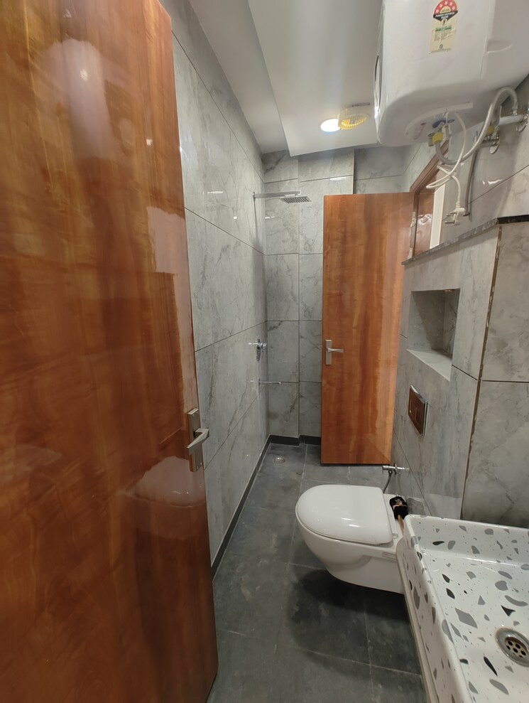 Bathroom, rohini sector 7 3 Bedroom 1000 Sq.Ft. Builder Floor In Rohini Sector 7 Delhi 8150768