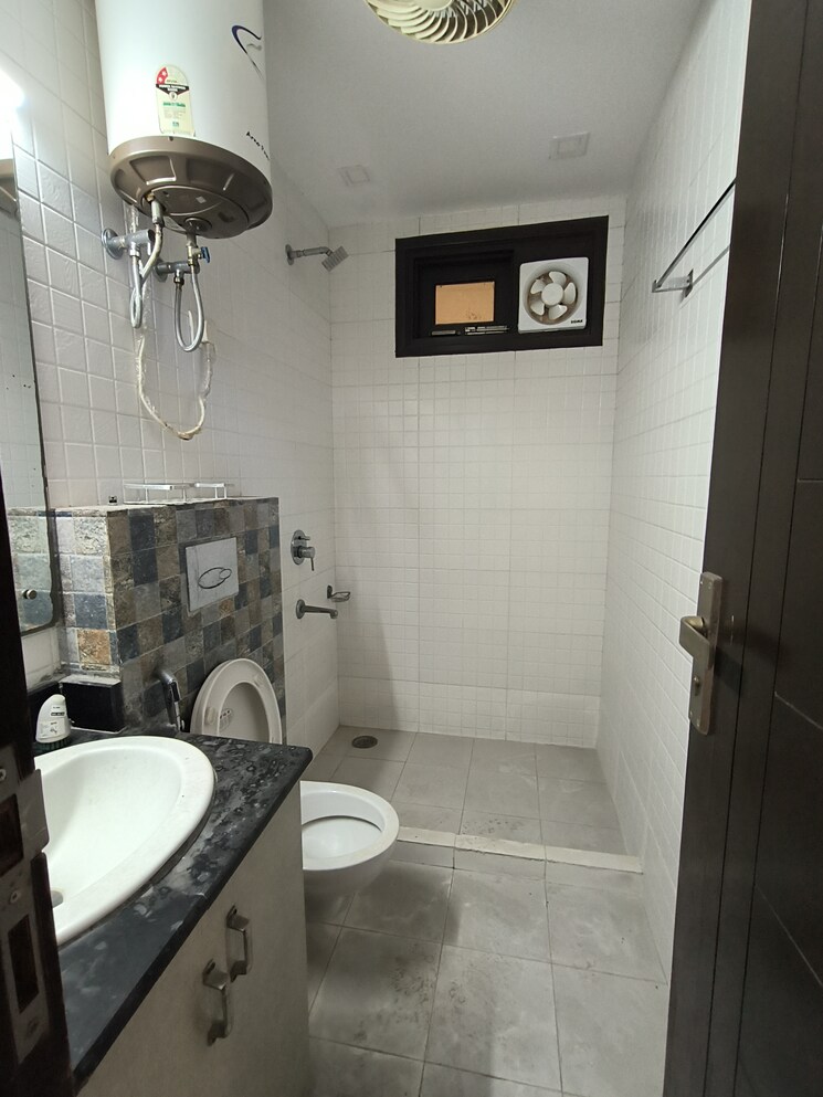 Bathroom, malviya nagar 3 Bedroom 1100 Sq.Ft. Builder Floor In Malviya Nagar Delhi 8150874