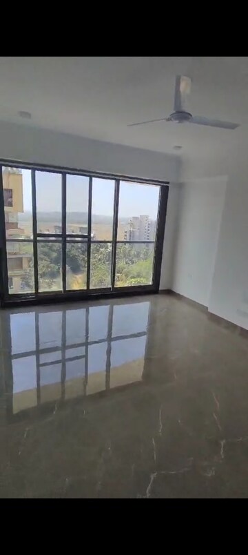 Room in 2 BHK Apartment at Dev Leo Tower, Oshiwara – for Rent