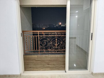 Room in 3 BHK Apartment at Transcon Triumph Tower, Andheri West – for Sale