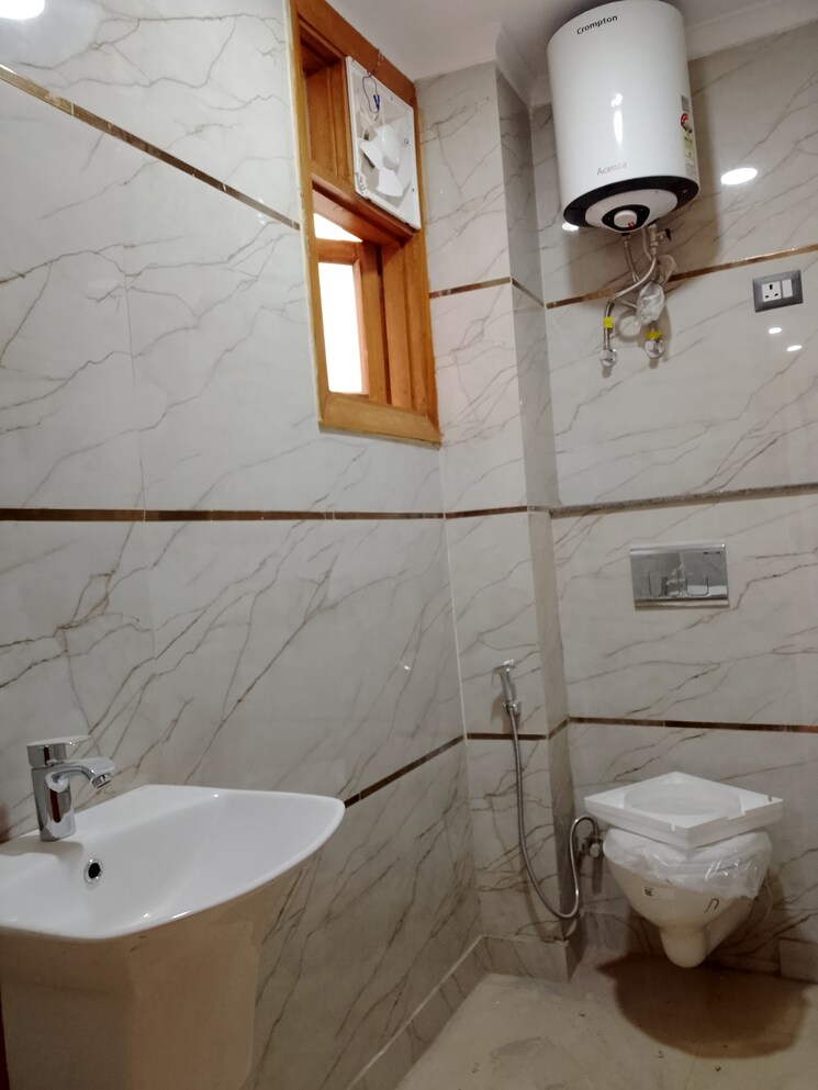 Bathroom, saket 3 Bedroom 1500 Sq.Ft. Builder Floor In Saket Delhi 8151084