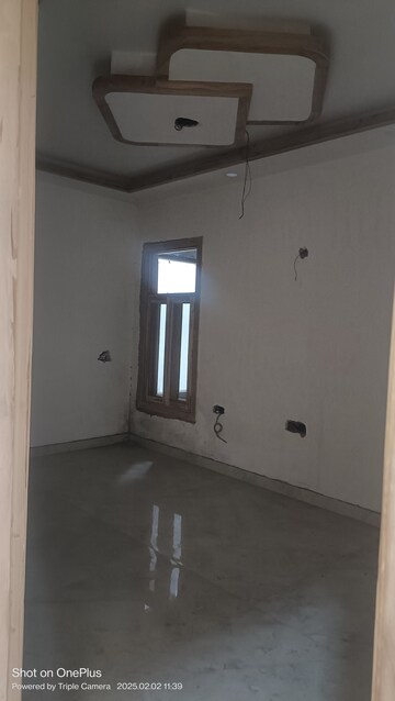 Room in 4 BHK Builder Floor at Noida Expressway – for Sale