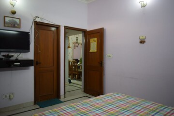 Room in 3 BHK Builder Floor at Ardee City, Sector 52 – for Rent