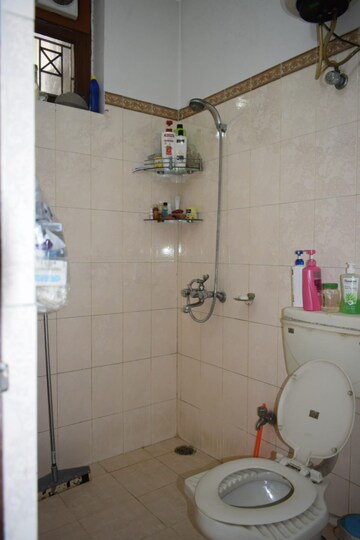 Bathroom in 3 BHK Builder Floor at Ardee City, Sector 52 – for Rent