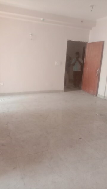 Room in 3 BHK Apartment at Samridhi Grand Avenue, Tech Zone 4 Greater Noida – for Sale