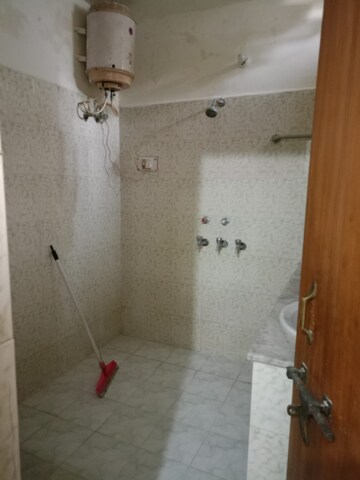 Master Bedroom in 2 BHK Independent House at Gomti Nagar – for Rent