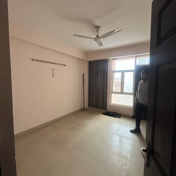 Room in 2.5 BHK Apartment at Supertech Cape Town, Sector 74 – for Sale