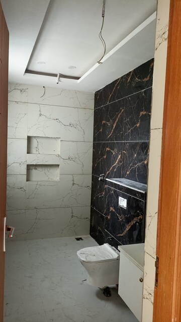 Furnished Amenities in 3 BHK Builder Floor at BPTP Parkland Pride, Sector 77 – for Sale