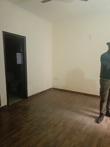 Room in 2 BHK Apartment at Amrapali Silicon City, Sector 76 – for Sale
