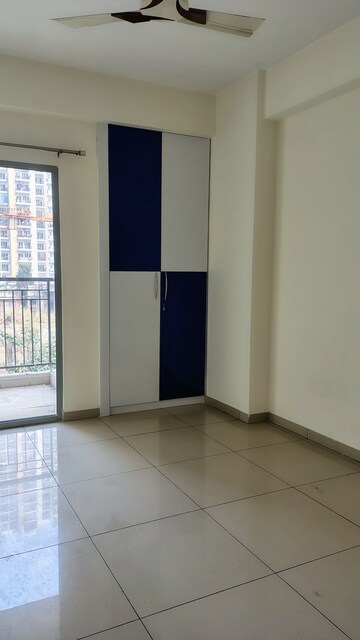 Room in 3 BHK Apartment at Gulshan Bellina, Sector 16 Greater Noida – for Rent