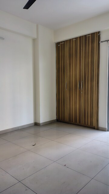 Room in 3 BHK Apartment at Gulshan Bellina, Sector 16 Greater Noida – for Rent