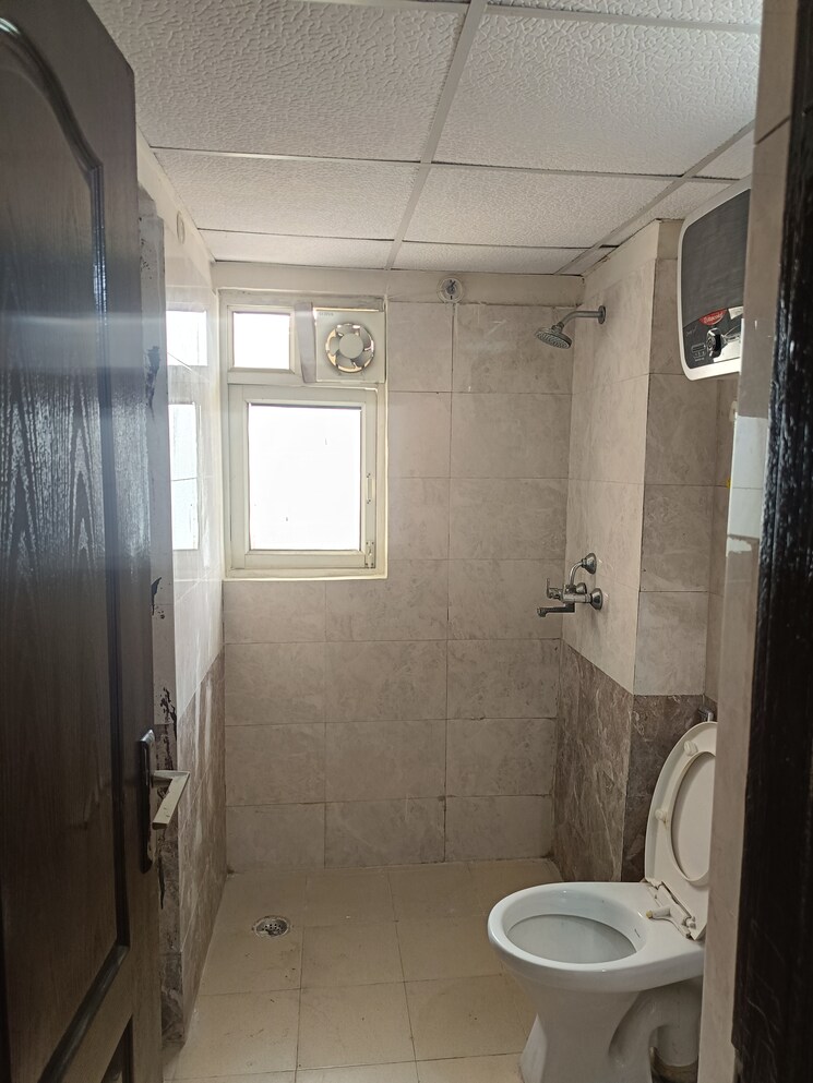 Bathroom, futec-gateway 3 Bedroom 1435 Sq.Ft. Apartment In Sector 75 Noida 8151819