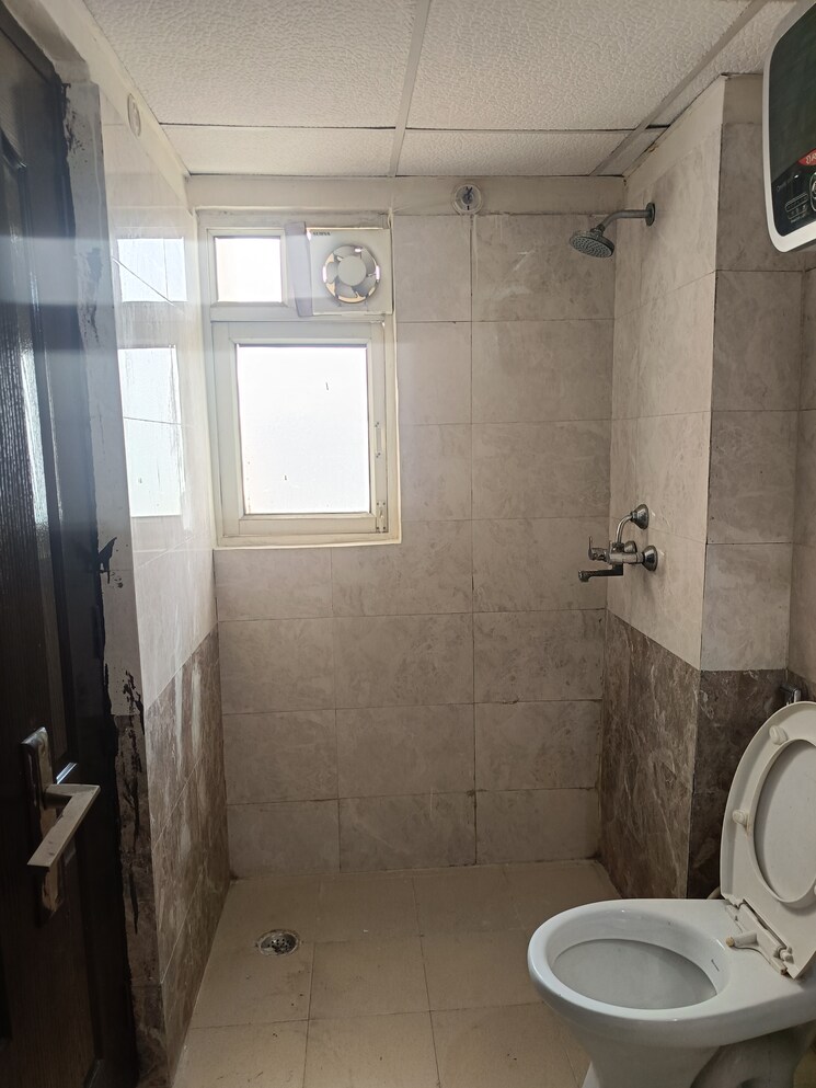 Bathroom, futec-gateway 3 Bedroom 1435 Sq.Ft. Apartment In Sector 75 Noida 8151819