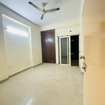 Room in 3 BHK Apartment at Antriksh Golf View, Sector 78 – for Rent