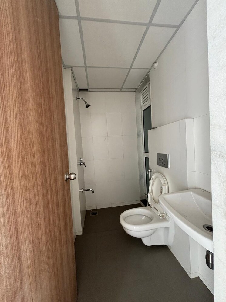 Bathroom, godrej-emerald 1.5 Bedroom 525 Sq.Ft. Apartment In Ghodbunder Road Thane 8151915