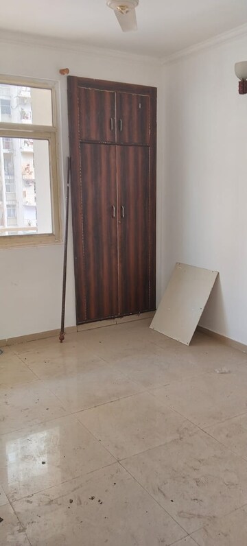 Room in 2.5 BHK Apartment at KW Srishti, Raj Nagar Extension – for Rent