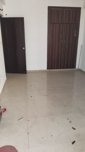 Room in 2.5 BHK Apartment at KW Srishti, Raj Nagar Extension – for Rent