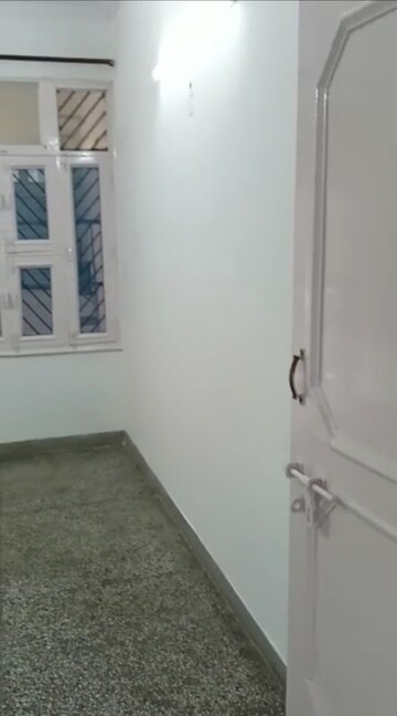 Bathroom in 1 RK Apartment at Mayur Vihar 1 – for Rent