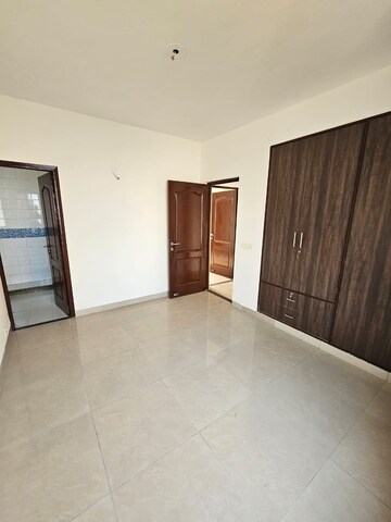 Room in 3 BHK Builder Floor at SS Southend Floors, South City 2 – for Rent