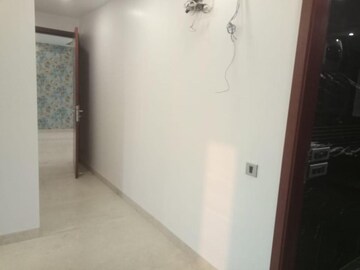 Room in 4 BHK Builder Floor at DLF Building 10, Dlf Phase ii – for Rent