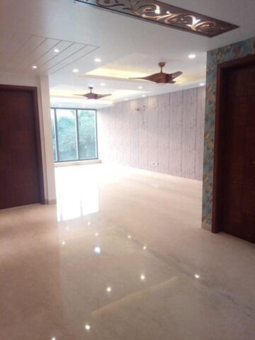 Room in 4 BHK Builder Floor at DLF Building 10, Dlf Phase ii – for Rent