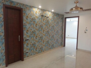Room in 4 BHK Builder Floor at DLF Building 10, Dlf Phase ii – for Rent