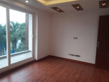 Room in 4 BHK Builder Floor at DLF Building 10, Dlf Phase ii – for Rent
